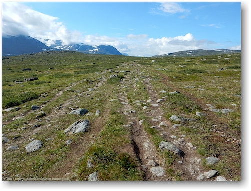 aufstieg zur hochebene nahe ribakluokta entlang des kungsleden zwischen den abiskojaurestugorna und den alesjaurestugorna