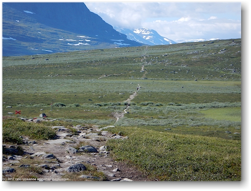 hochebene nahe ribakluokta entlang des kungsleden zwischen den abiskojaurestugorna und den alesjaurestugorna