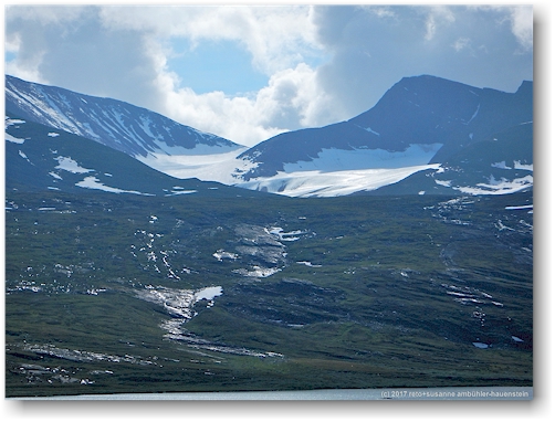 schneefeld hoch ueber dem kungsleden zwischen den abiskojaurestugorna und den alesjaurestugorna