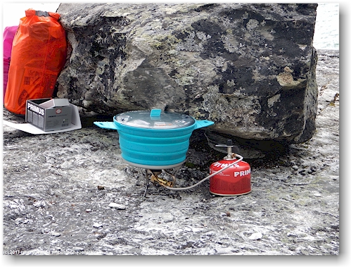 kochen mit faltbarer pfanne und gaskocher am ufer des radujavri entlang des kungsleden zwischen den abiskojaurestugorna und den alesjaurestugorna