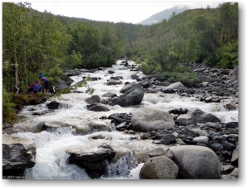 blick auf den siellajohka entlang des kungsleden zwischen den abiskojaurestugorna und den alesjaurestugorna