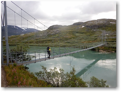 bruecke ueber den aliseatnu entlang des kungsleden nahe der alesjaurestugorna