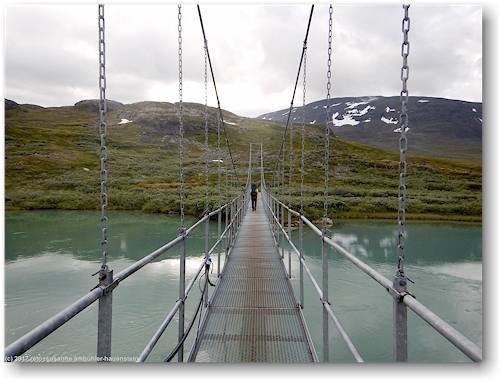 bruecke ueber den aliseatnu entlang des kungsleden nahe der alesjaurestugorna