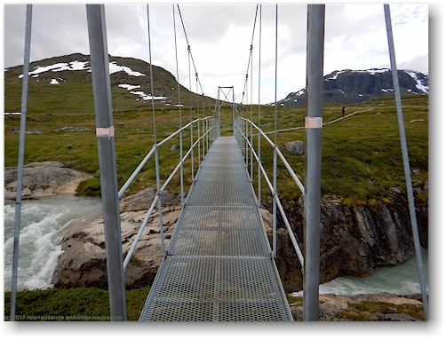 bruecke ueber den bossusjohka entlang des kungsleden zwischen den alesjaurestugorna und der tjaektjastugan