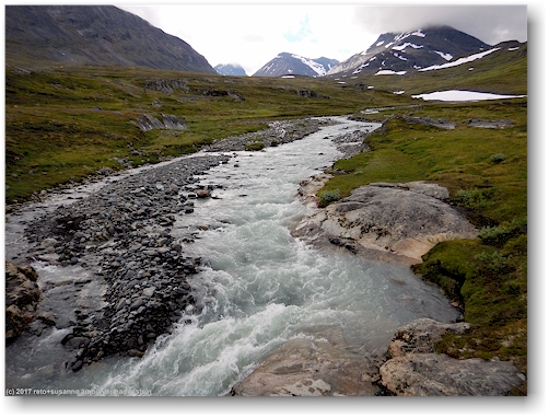 blick auf den bossusjohka entlang des kungsleden zwischen den alesjaurestugorna und der tjaektjastugan