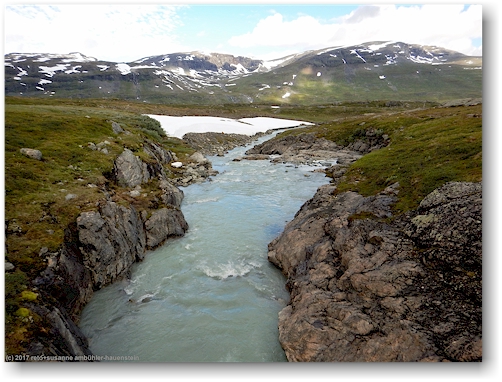 blick auf den bossusjohka entlang des kungsleden zwischen den alesjaurestugorna und der tjaektjastugan