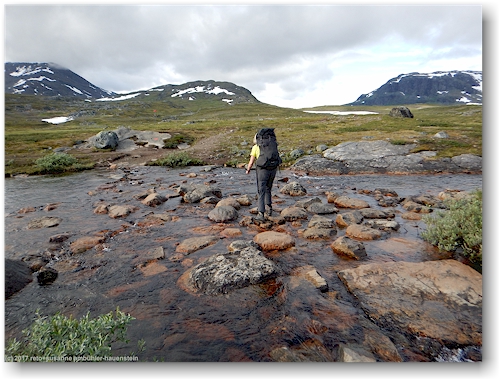 flussdurchquerung entlang des kungsleden zwischen den alesjaurestugorna und der tjaektjastugan