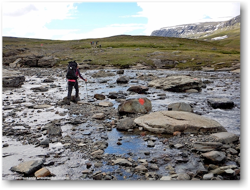 durchquerung des sielmmanjira entlang des kungsleden zwischen den alesjaurestugorna und der tjaektjastugan