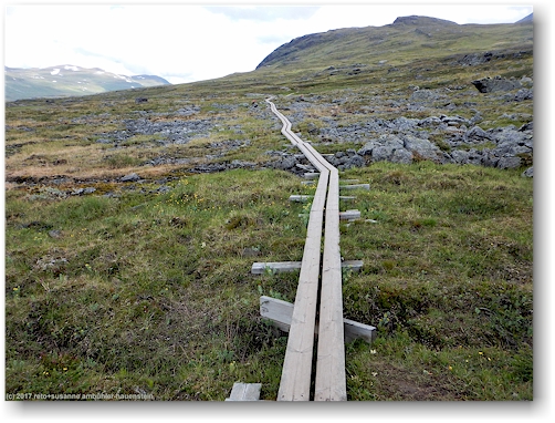 wandersteg entlang des kungsleden zwischen den alesjaurestugorna und der tjaektjastugan am fuss des bossusvaras