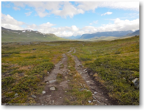 kungsleden zwischen den alesjaurestugorna und der tjaektjastugan am fuss des bossusvaras