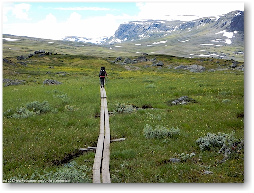 wandersteg entlang des kungsleden zwischen den alesjaurestugorna und der tjaektjastugan