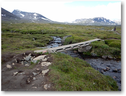steg ueber einen bach entlang des kungsleden zwischen den alesjaurestugorna und der tjaektjastugan