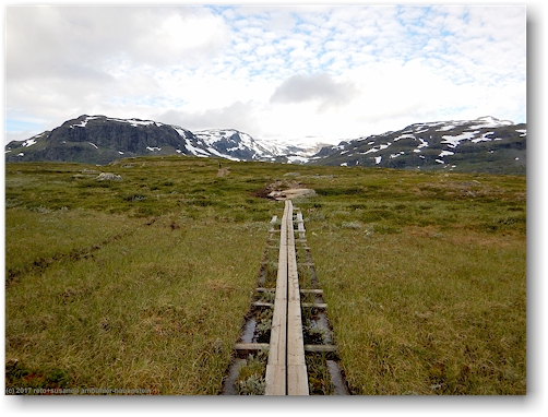 wandersteg entlang des kungsleden zwischen den alesjaurestugorna und der tjaektjastugan am fuss des bossusvaras