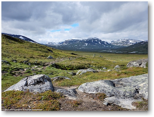 landschaft entlang des kungsleden zwischen den alesjaurestugorna und der tjaektjastugan am fuss des bossusvaras