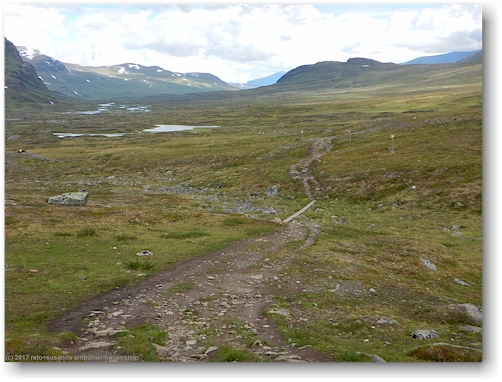 kungsleden im tal des aliseatnu zwischen den alesjaurestugorna und der tjaektjastugan