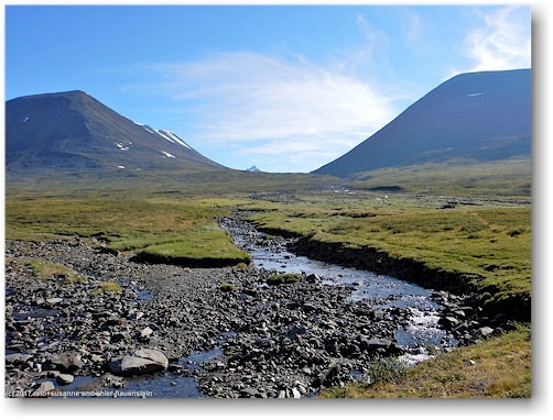 blick von der noerdlichen bruecke auf den gaskkasjohka entlang des kungsleden zwischen den saelkastugorna und den singistugorna