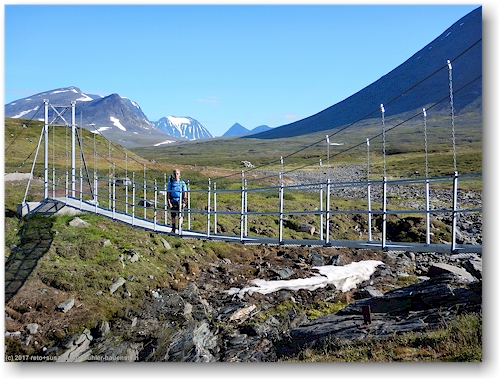 reto auf der noerdlichen bruecke ueber den gaskkasjohka entlang des kungsleden zwischen den saelkastugorna und den singistugorna