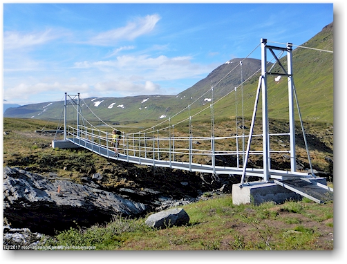 susanne auf der noerdlichen bruecke ueber den gaskkasjohka entlang des kungsleden zwischen den saelkastugorna und den singistugorna