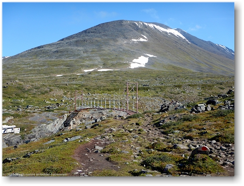 bruecke ueber den guobirjohka entlang des kungsleden zwischen den saelkastugorna und den singistugorna