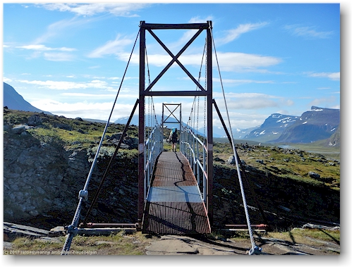 bruecke ueber den guobirjohka entlang des kungsleden zwischen den saelkastugorna und den singistugorna