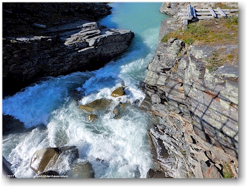 blick von der bruecke auf den guobirjohka entlang des kungsleden zwischen den saelkastugorna und den singistugorna