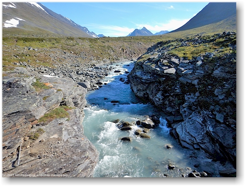 blick von der bruecke auf den guobirjohka entlang des kungsleden zwischen den saelkastugorna und den singistugorna