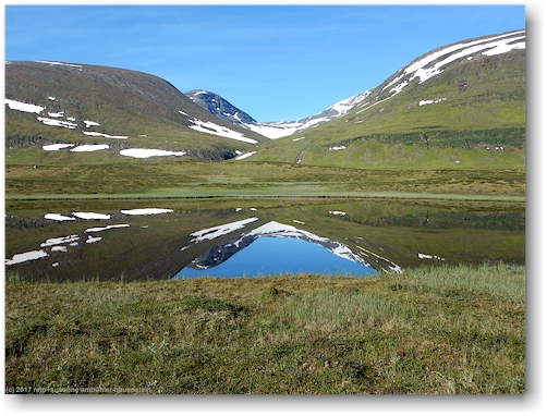spiegelung der nordschwedischen berglandschaft in einem kleinen see