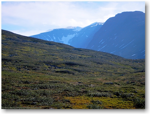blick auf nord- und suedgipfel des kebnekaise vom kungsleden zwischen den saelkastugorna und den singistugorna