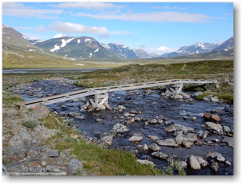 steg ueber den singijohka, einen weiteren zufluss des tjaektjatjakka entlang des kungsleden zwischen den saelkastugorna und den singistugorna