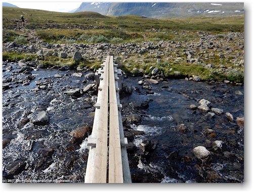 steg ueber einen zufluss des tjaektjatjakka entlang des kungsleden zwischen den saelkastugorna und den singistugorna
