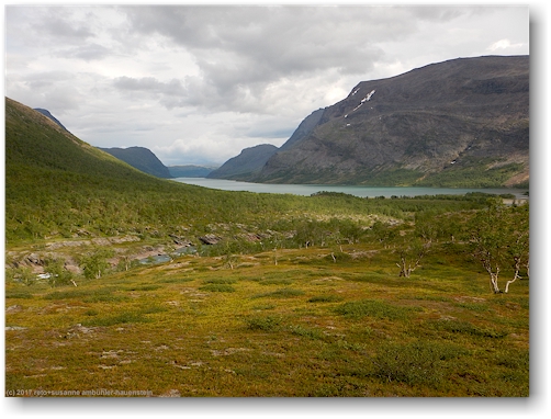 blick auf den padje kaitumjaure vom kungsleden nahe der kaitumjaurestugorna