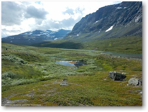 kungsleden durch das tal des tjaektjatjakka zwischen den singistugorna und den kaitumjaurestugorna