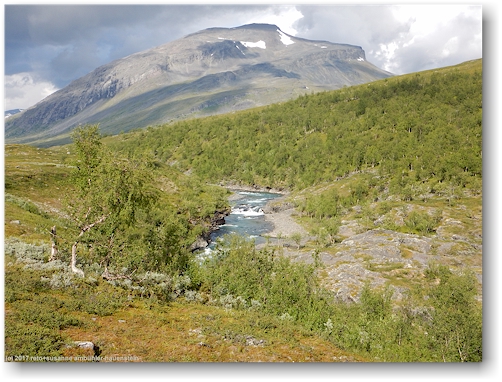 blick auf den tjaektjatjakka entlang des kungsleden zwischen den singistugorna und den kaitumjaurestugorna