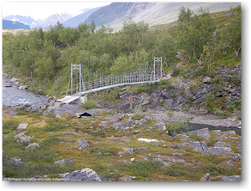 bruecke ueber den tjaektjatjakka entlang des kungsleden zwischen den singistugorna und den kaitumjaurestugorna