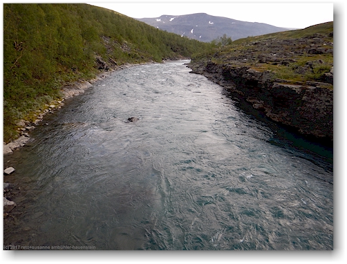 blick von der bruecke auf den tjaektjatjakka entlang des kungsleden zwischen den singistugorna und den kaitumjaurestugorna