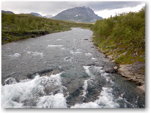 blick von der bruecke auf den tjaektjatjakka entlang des kungsleden zwischen den singistugorna und den kaitumjaurestugorna