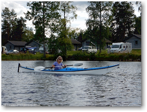 susanne im kajak auf dem baksjoen vor unserem jogi auf dem saiva camping in vilhelmina