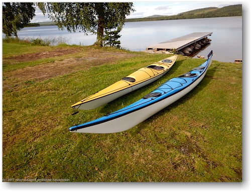 zwei mietkajaks am ufer des baksjoen auf dem saiva camping in vilhelmina