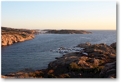blick auf die kleine bucht beim siviks camping und den yachthafen von lysekil