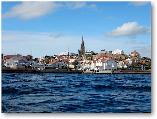 blick von skagerrak auf lysekil mit markanter kirche