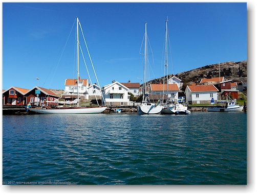 segelschiffe im fiskehamn bei der insel lilla kornoe im skagerrak nahe lysekil