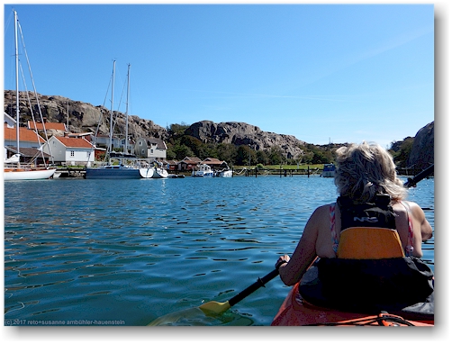 im kajak unterwegs im fiskehamn bei der insel lilla kornoe im skagerrak nahe lysekil
