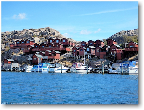 typische haeuschen beim smabatshamn (kleinboothafen) von lysekil