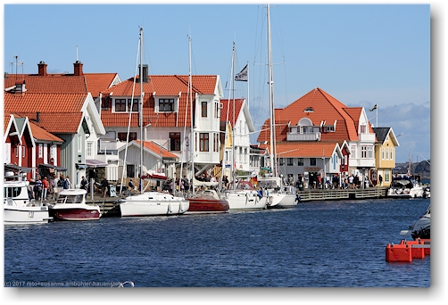 blick vom suedufer auf die laeden und restaurants im hafen von smoegen