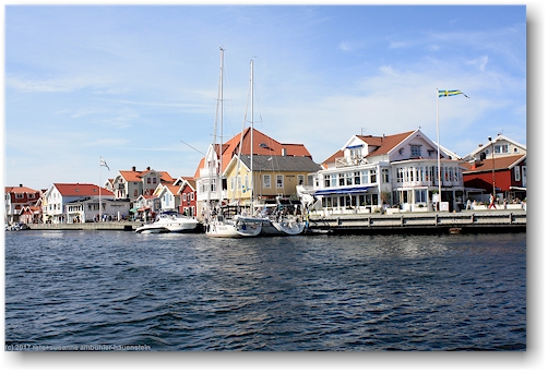 blick vom suedufer auf die laeden und restaurants im hafen von smoegen