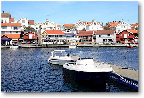 blick vom gaestehafen auf die laeden und restaurants im hafen von smoegen