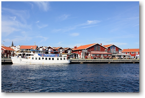 faehre und restaurant im hafen von smoegen