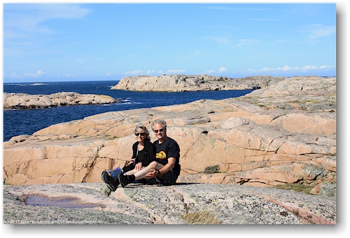 susanne und reto auf den felsen der insel kleven bei smoegen