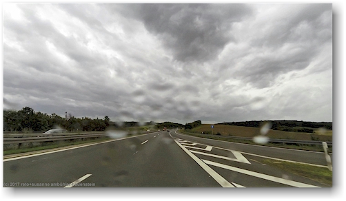 kaum mehr regen und wenig verkehr auf der autobahn A7 bei der einfahrt waserlosen