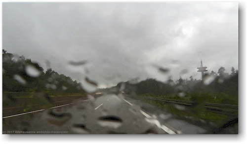 stroemender regen auf der autobahn A7 noerdlich von fulda